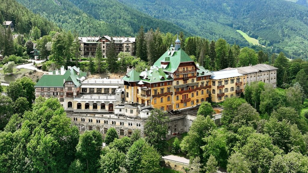 1280px-Semmering_-_Südbahnhotel
