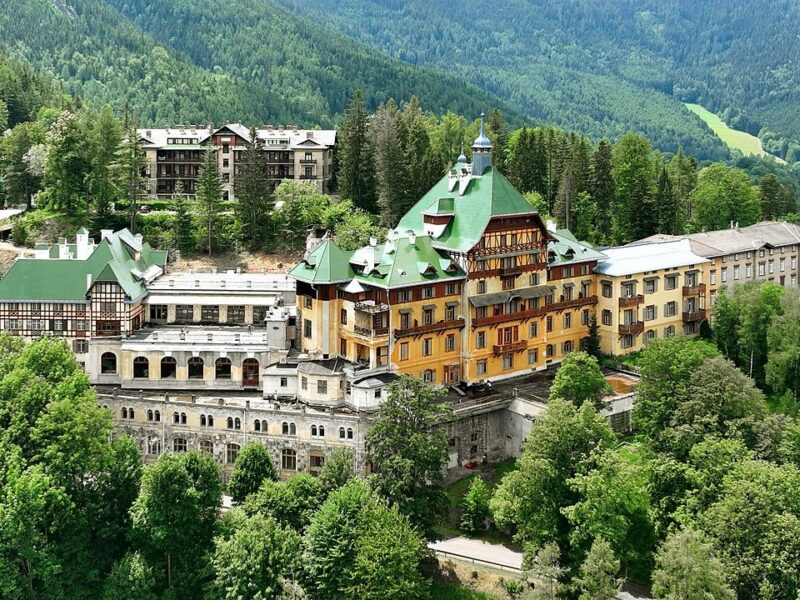 1280px-Semmering_-_Südbahnhotel